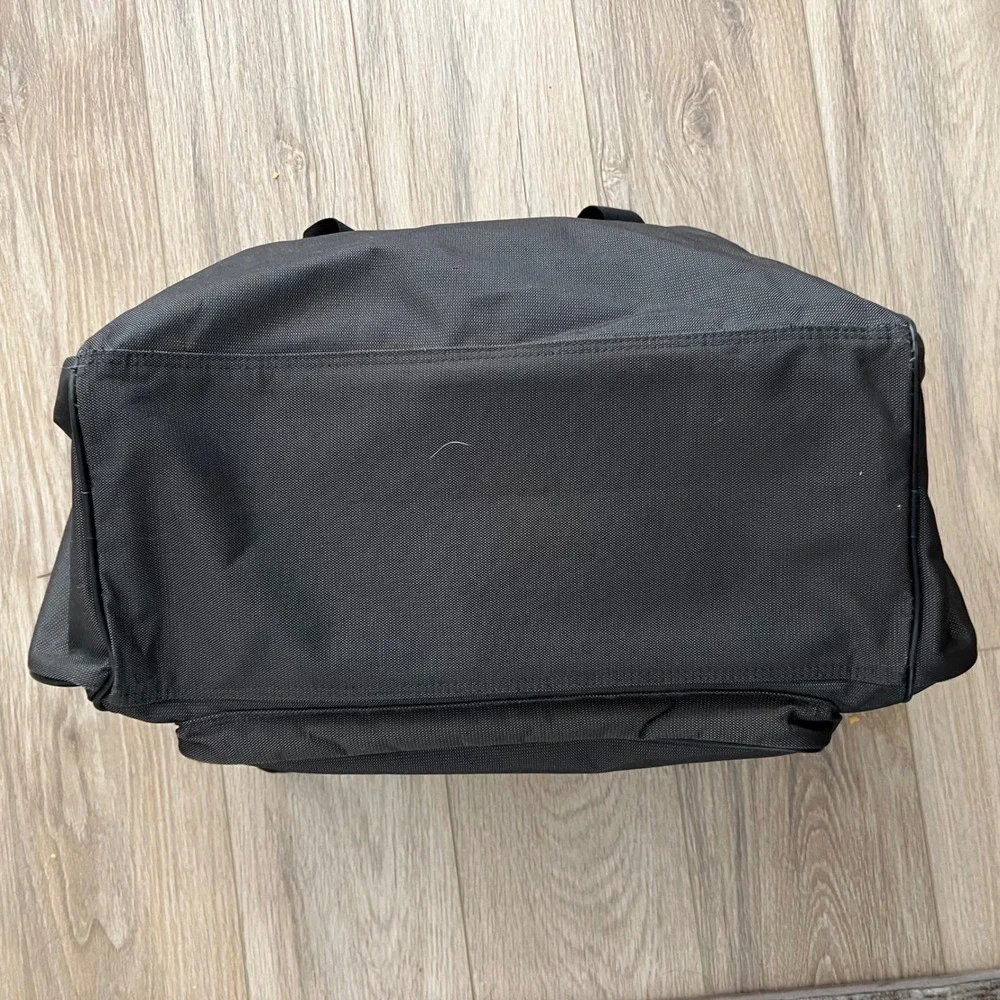 Orvis Weekender Duffel Bag Durable water resistant Grey Nylon Travel Gym Bag 22